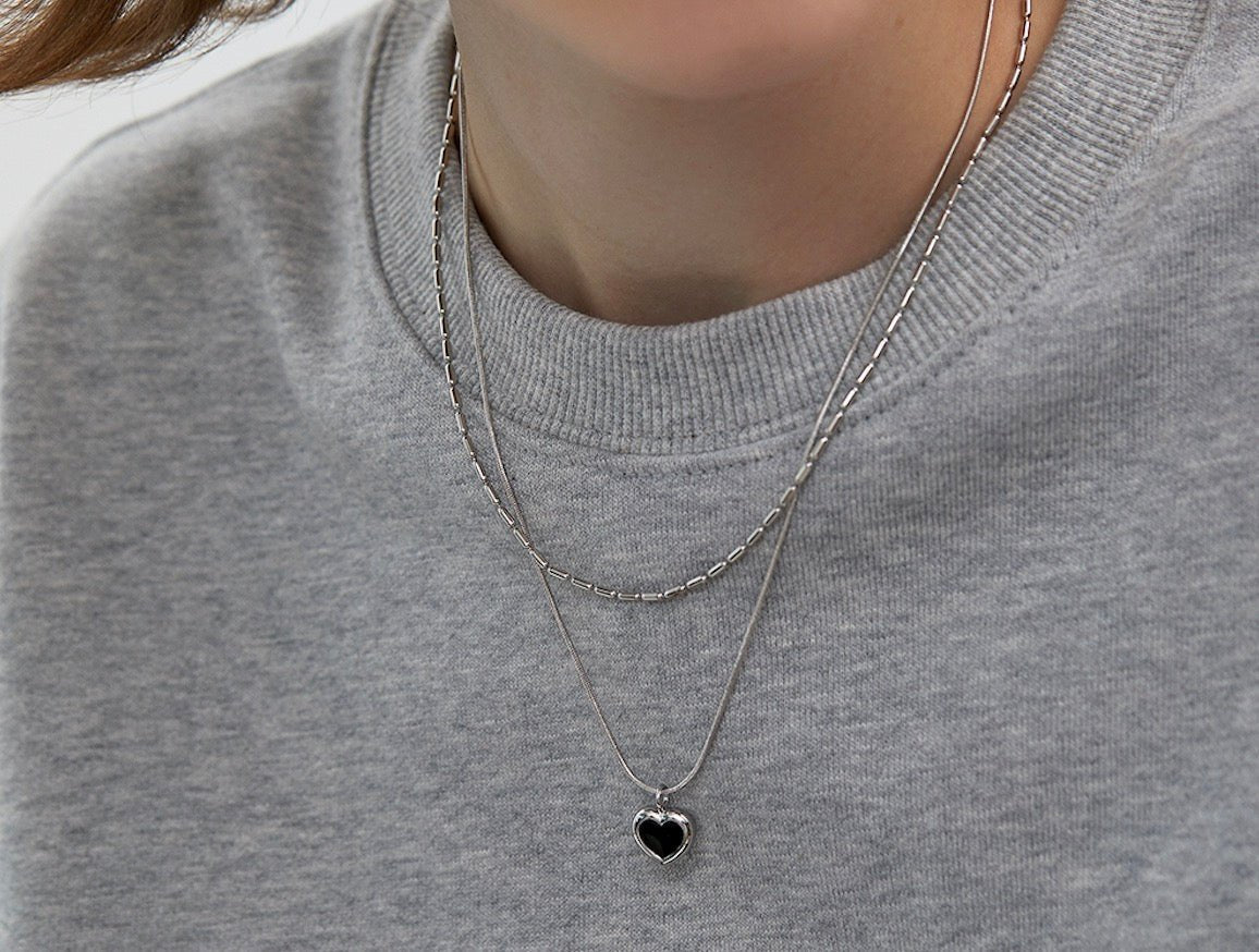 How to Layer Pendant Necklaces (Beginner's Guide)