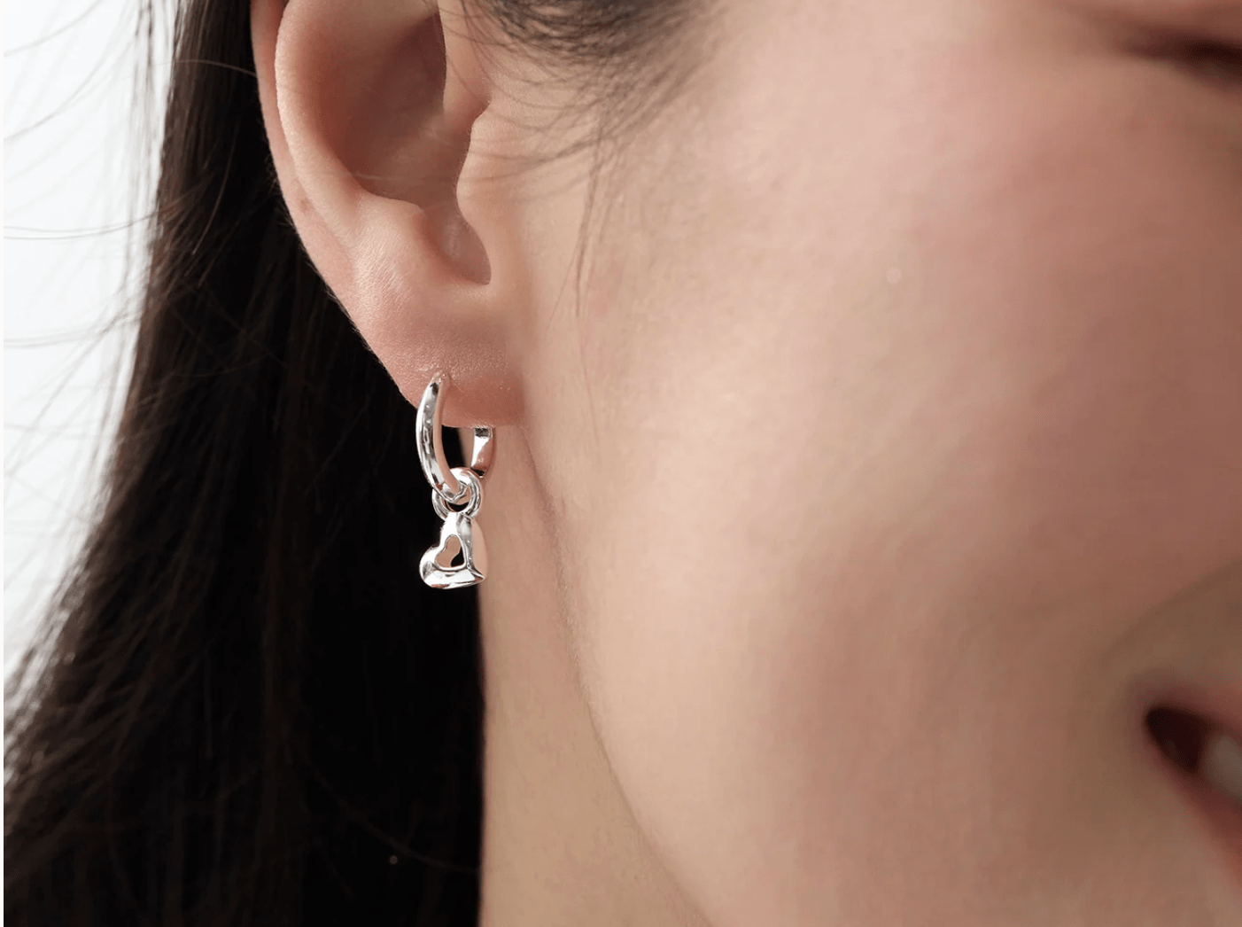 Best Earrings for a Round Face: Shapes, Sizes, and Styling Tips