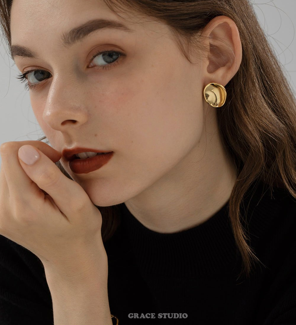 Ripple Form Stud Earrings