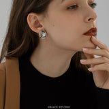Ripple Form Stud Earrings