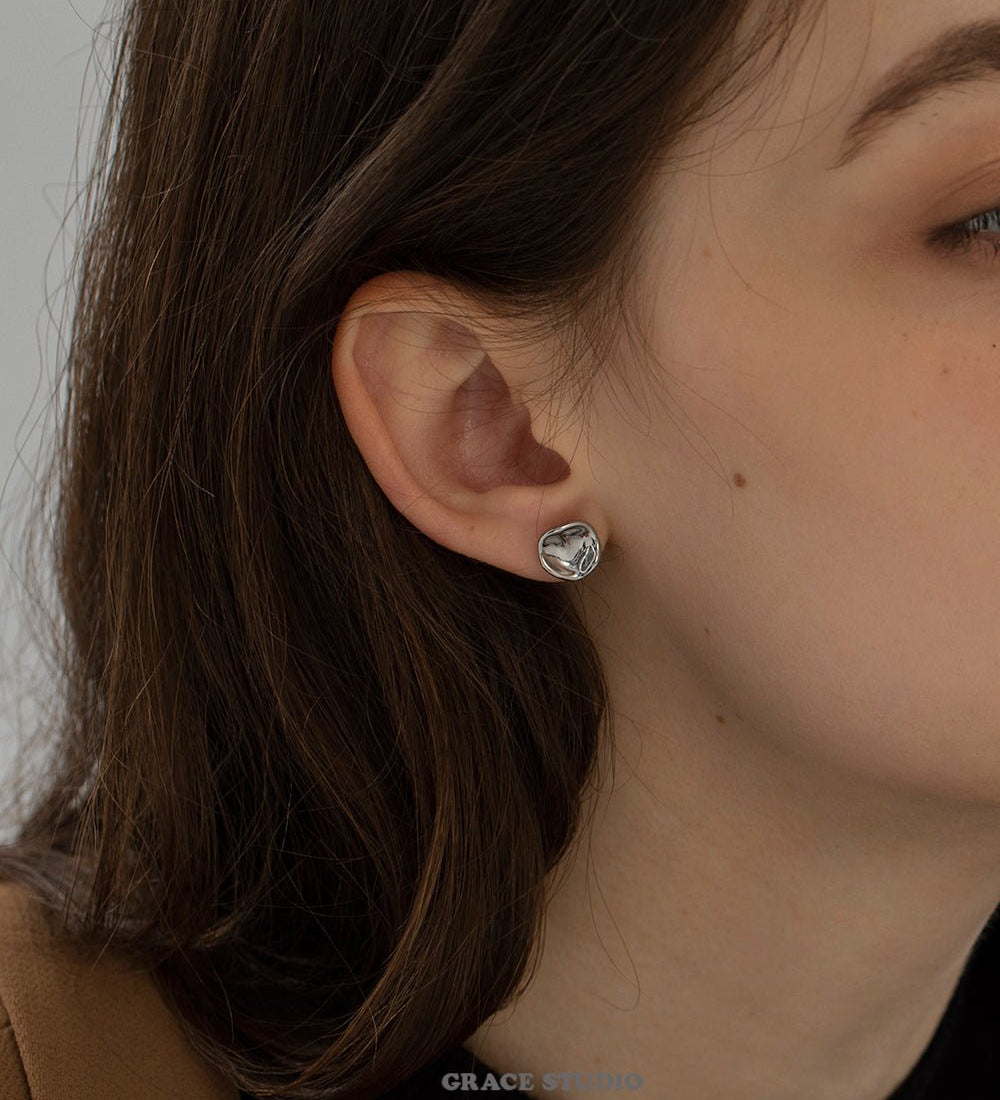 Ripple Form Stud Earrings