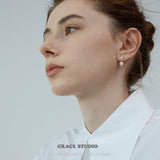 Gloss Curve Pearl Stud Earrings