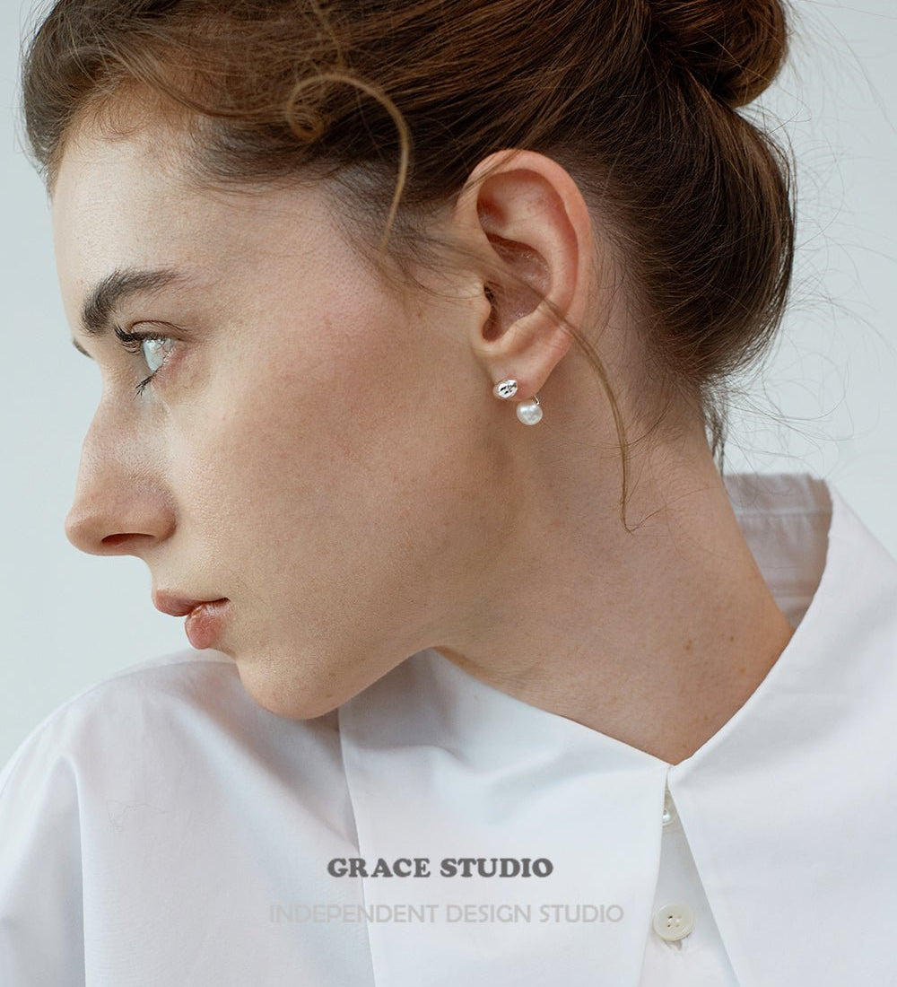 Gloss Curve Pearl Stud Earrings