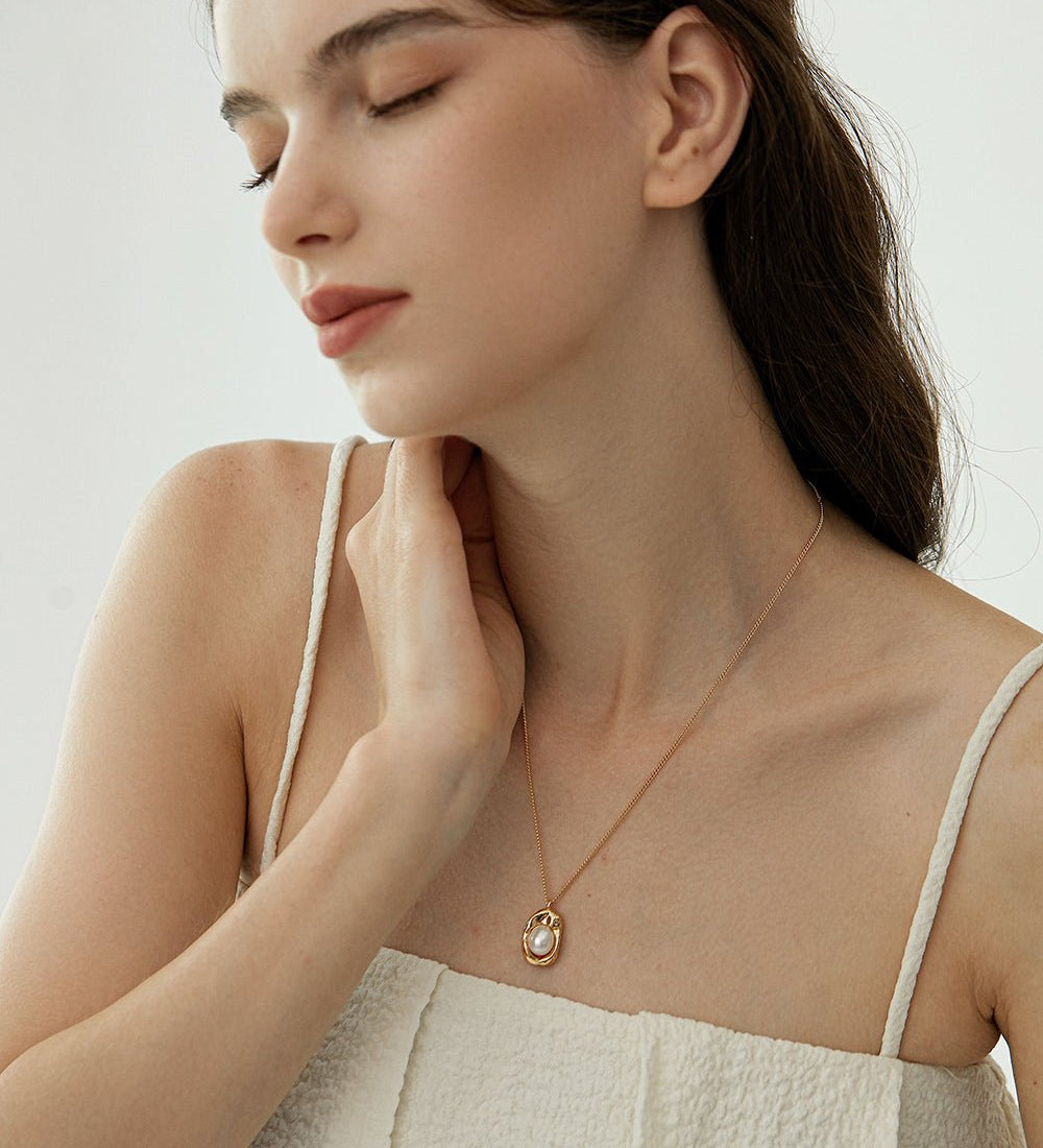 Molten Frame Pearl Pendant Necklace
